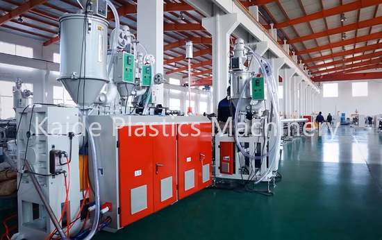 二重壁波形PE-PP滑らかなチューブ、共押出、真空校正タンクを備えた透明押出機